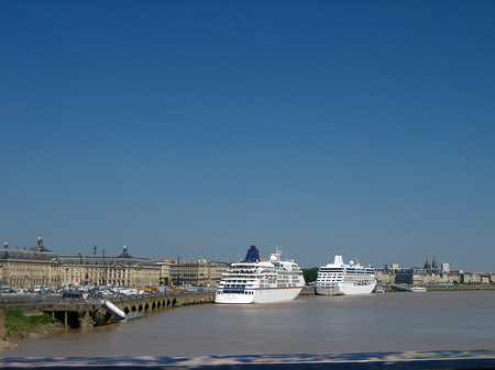 Schiffe an der Garonne in Bordeaux Fotos